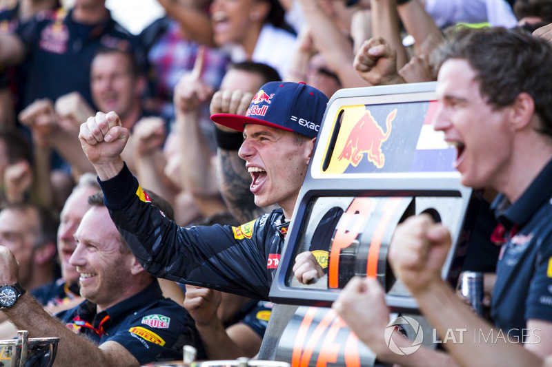 Max Verstappen célèbre sa première victoire en F1 avec Red Bull 