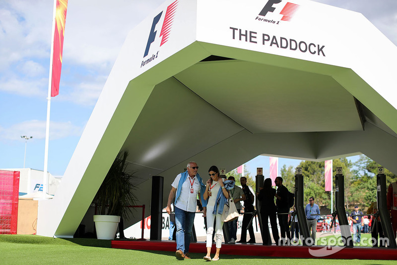 Dietrich Mateschitz, PDG et fondateur de Red Bull aux portes du F1 Paddock