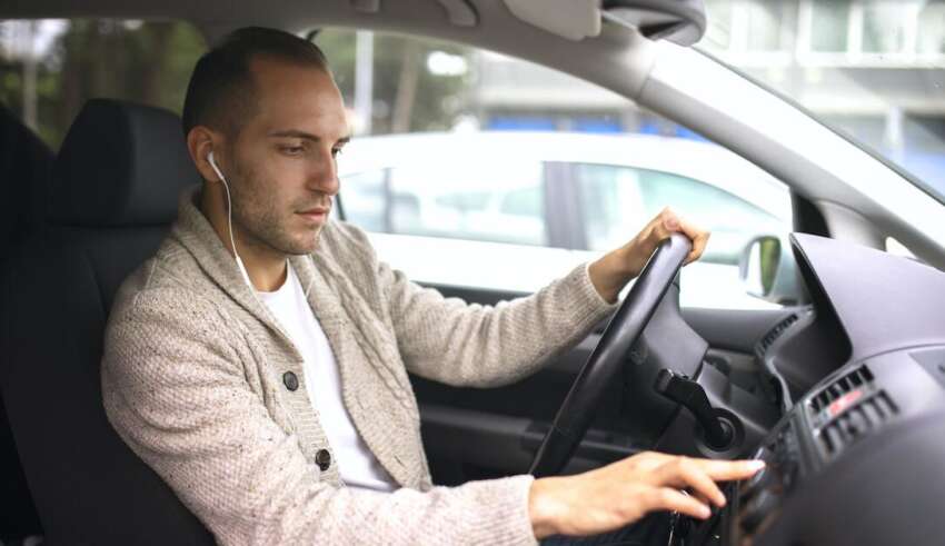 Porter des écouteurs en conduisant est une mauvaise idée