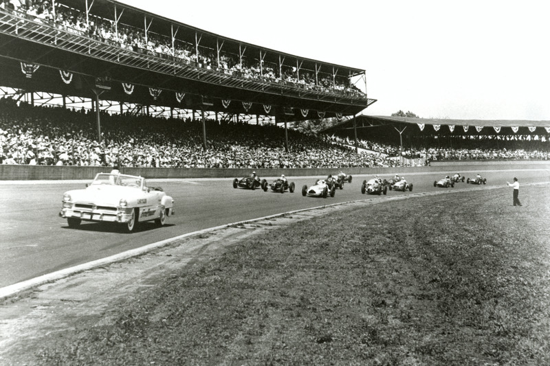 Chrysler New Yorker mène le peloton de 1951 avec une première rangée comprenant Duke Nalon, le vainqueur éventuel Lee Wallard et Jack McGrath. 