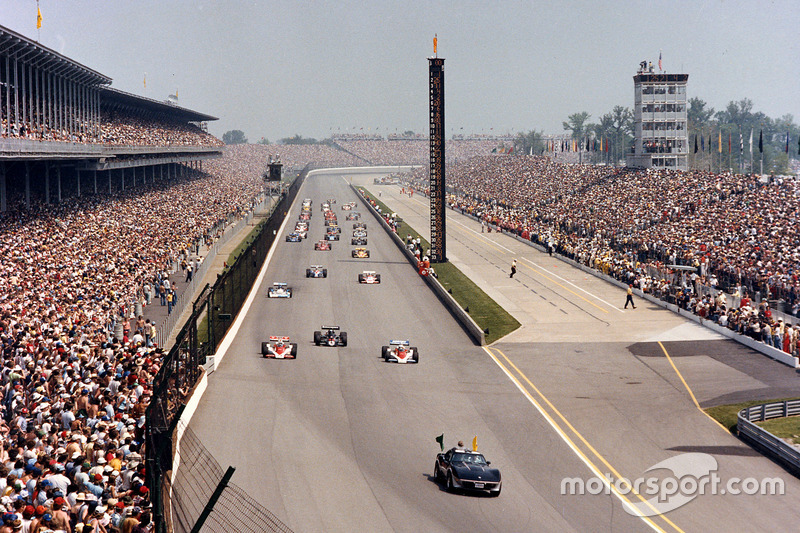 1978 La Corvette C3 mène Tom Sneva (Penske), Danny Ongais (Parnelli) et Rick Mears (Penske).  Le vainqueur final Al Unser (Lola dirigée par Chaparral) est au milieu de la deuxième ligne. 