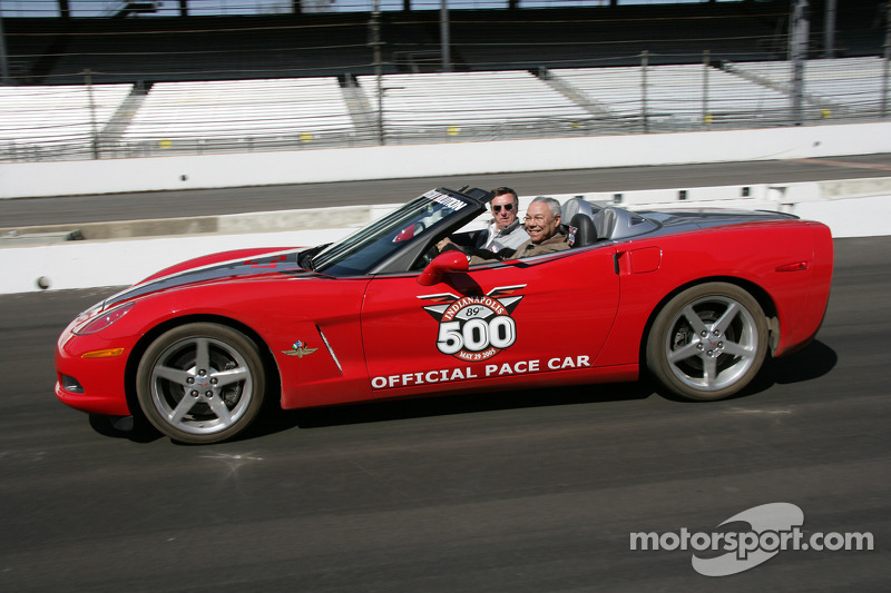 Le général Colin Powell reçoit les instructions de Johnny Rutherford en 2005.