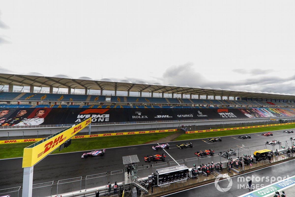 Lance Stroll, Racing Point RP20, Max Verstappen, Red Bull Racing RB16, Sergio Perez, Racing Point RP20 et le reste du peloton au départ