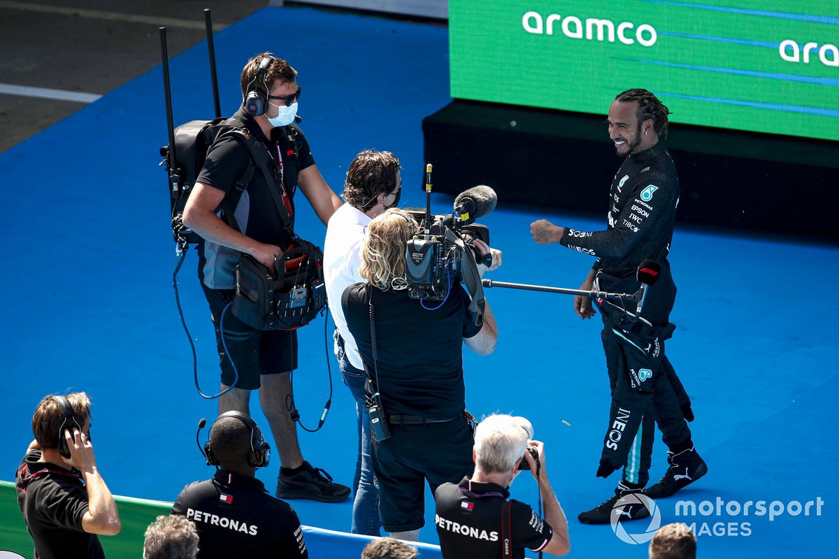 Lewis Hamilton, Mercedes est interviewé par Pedro de la Rosa après avoir obtenu sa 100e pole en F1