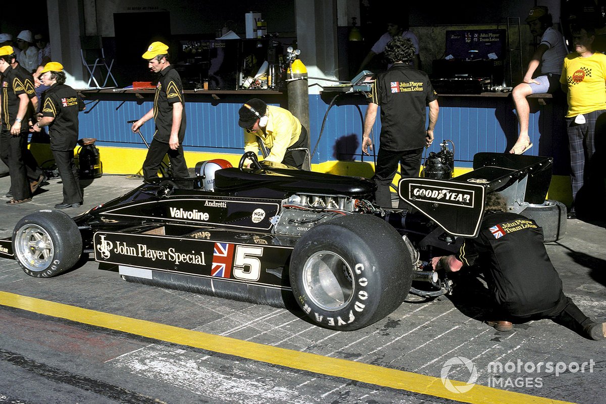 Mario Andretti, Lotus 78 a survécu à l'explosion d'un extincteur