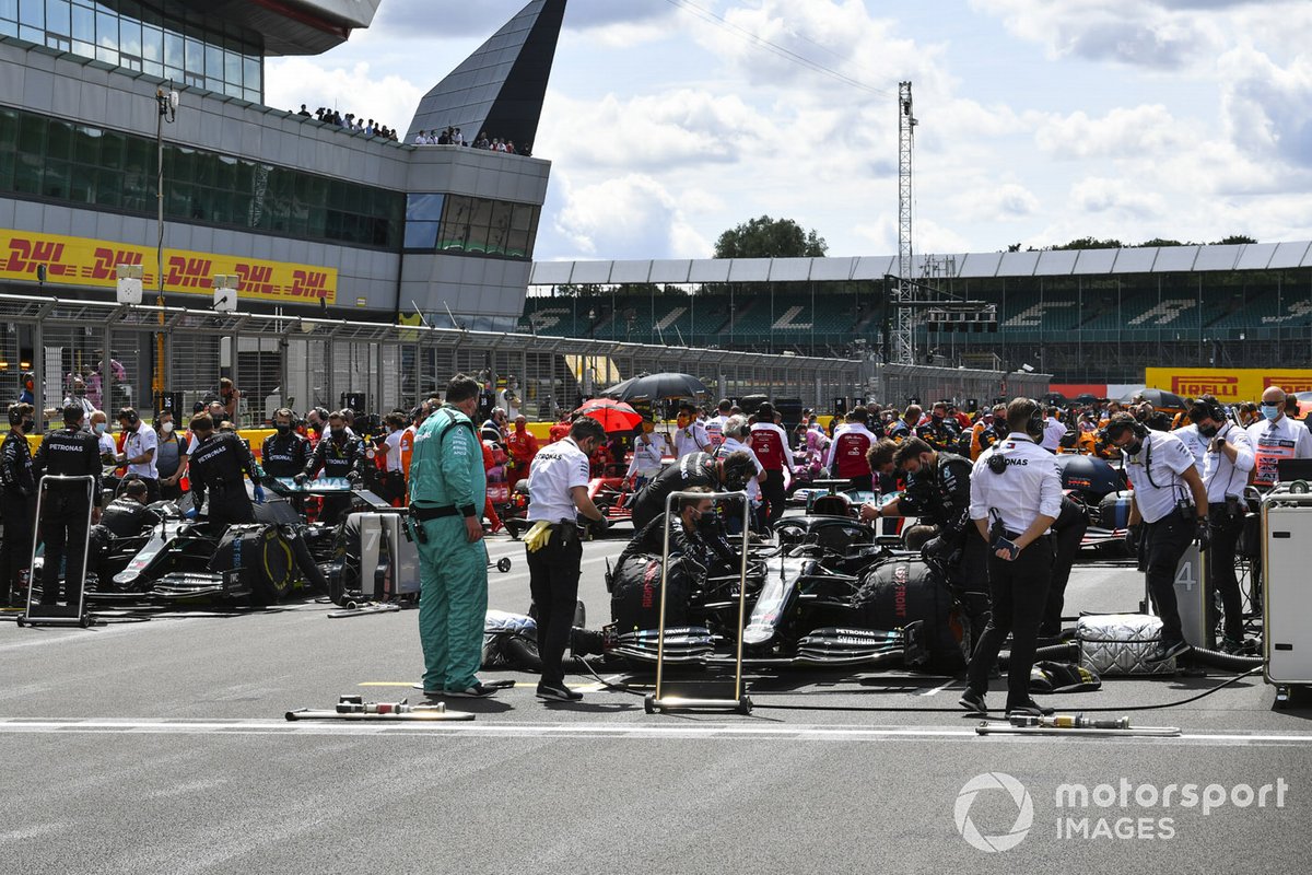 Les mécaniciens préparent les voitures de Lewis Hamilton, Mercedes F1 W11 et Valtteri Bottas, Mercedes F1 W11, au premier rang de la grille