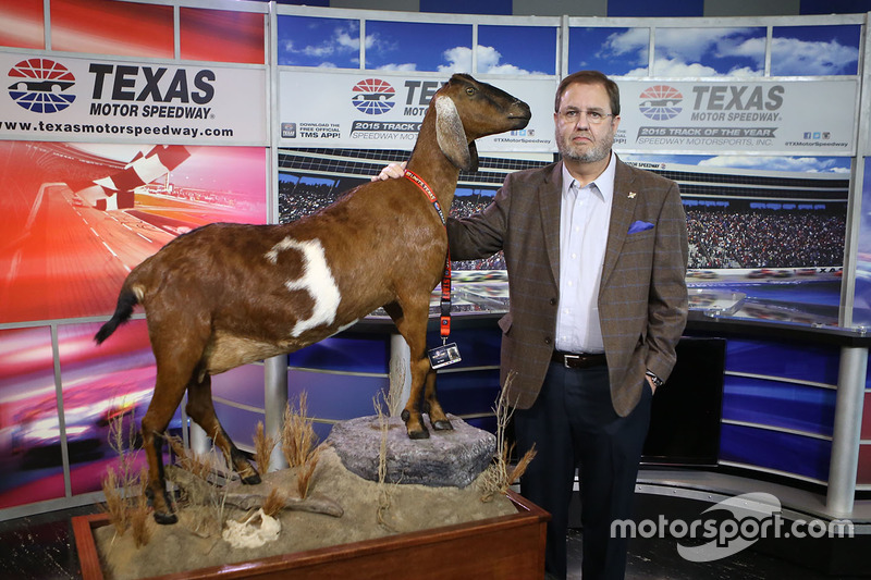 Eddie Gossage, président du Texas Motor Speedway, avec Lil Dale, une chèvre en peluche