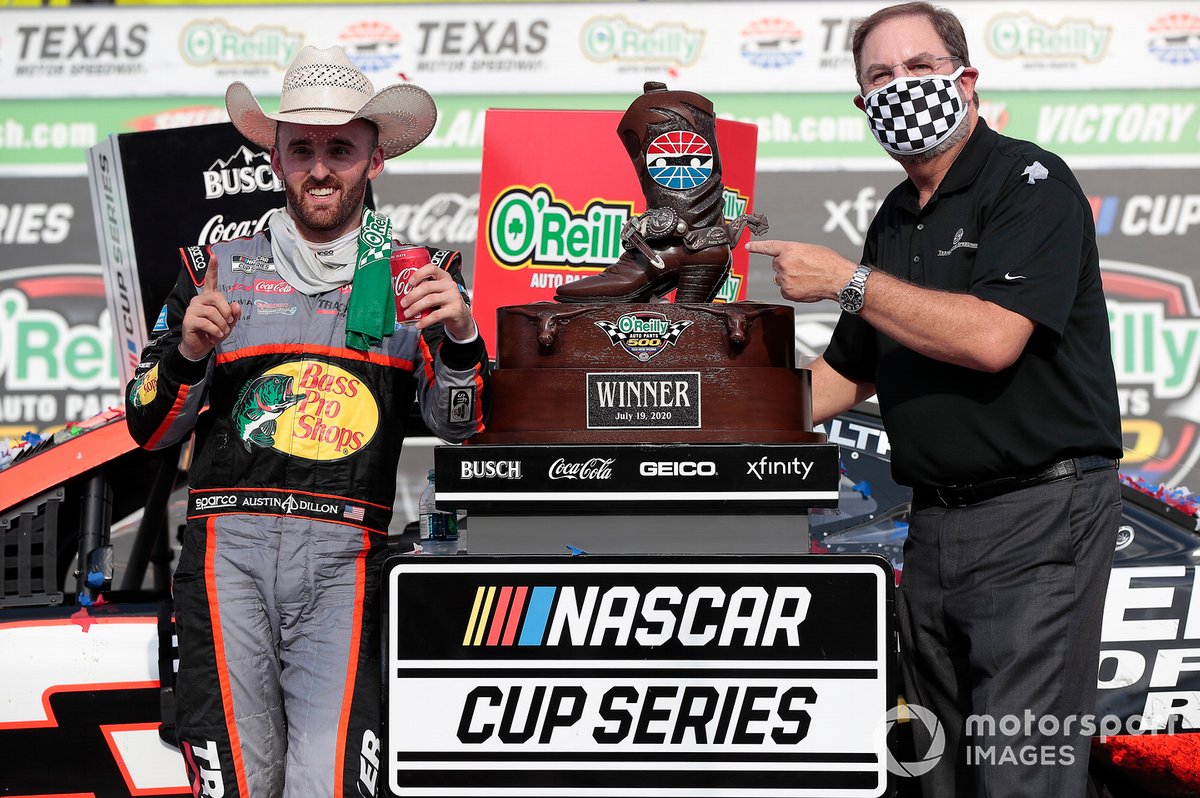 Vainqueur de la course Austin Dillon, Richard Childress Racing, Chevrolet Camaro avec le président de piste Eddie Gossage