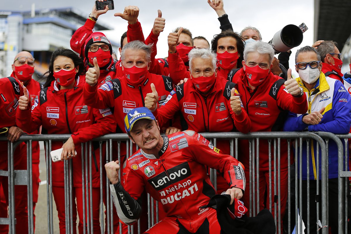 Vainqueur de la course Jack Miller, Ducati Team fête avec son équipe