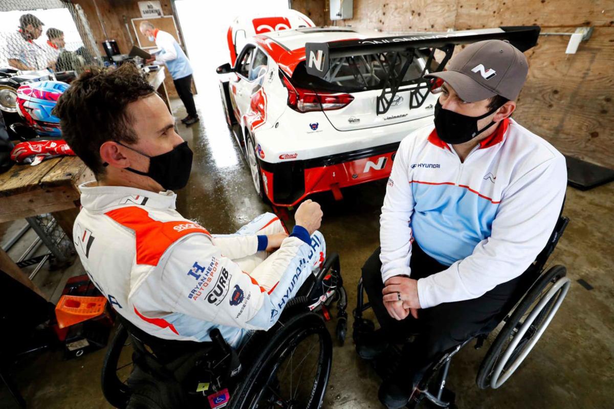 Wickens avec Michael Johnson, pilote régulier de la Hyundai Veloster dirigée par la BHA. 