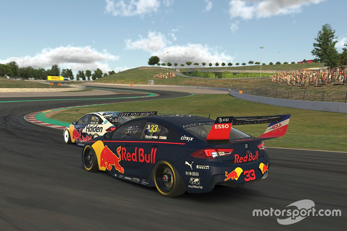 Shane van Gisbergen et Max Verstappen dans une course de supercars virtuelle