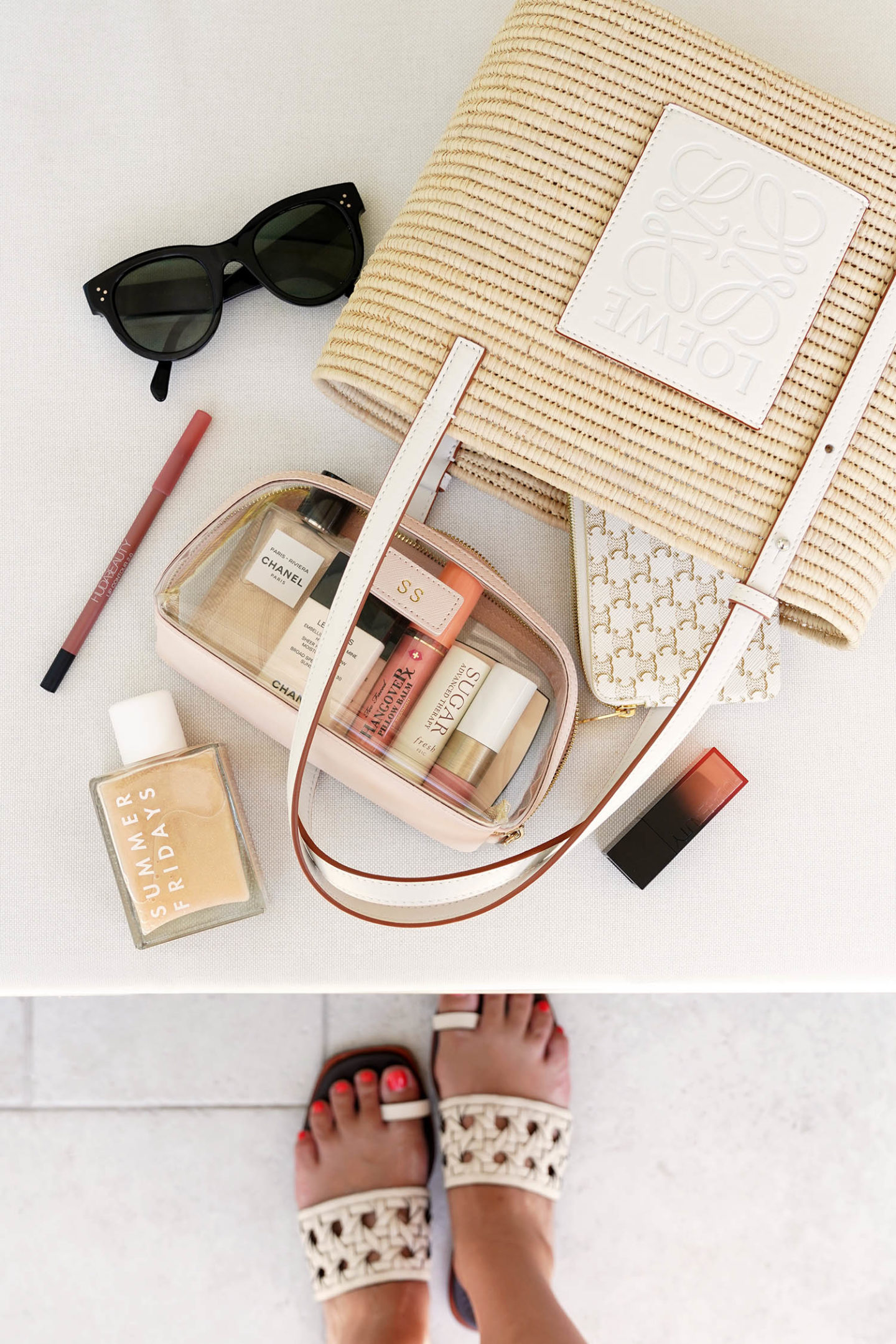Loewe Square Basket Tote Blanc, Tory Burch Basket Weave Sandales, Trousse de maquillage transparente