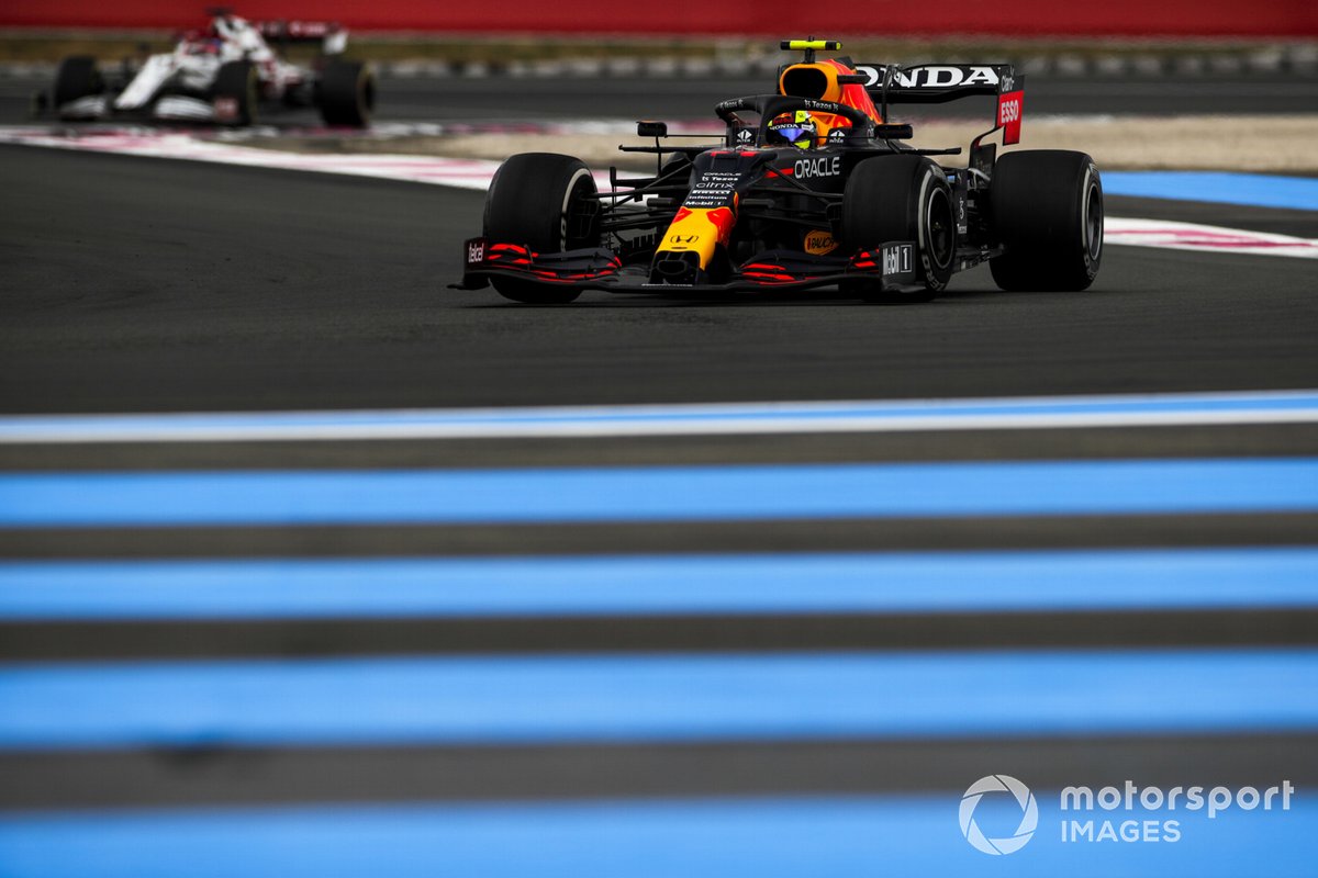 Sergio Perez, Red Bull Racing RB16B, Kimi Raikkonen, Alfa Romeo Racing C41