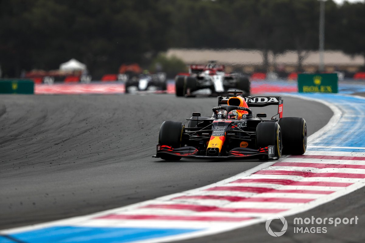 Max Verstappen, Red Bull Racing RB16B, Kimi Raikkonen, Alfa Romeo Racing C41