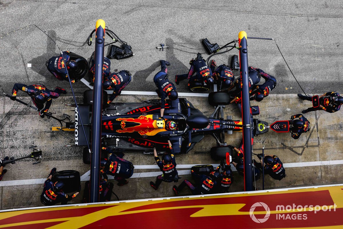 Sergio Perez, Red Bull Racing RB16B, fait un arrêt au stand