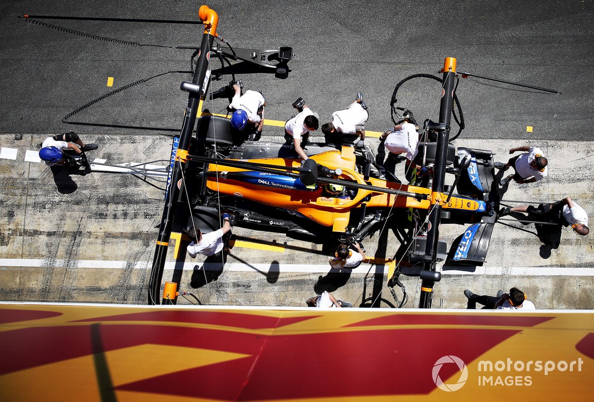 Lando Norris, McLaren MCL35M, fait un arrêt au stand