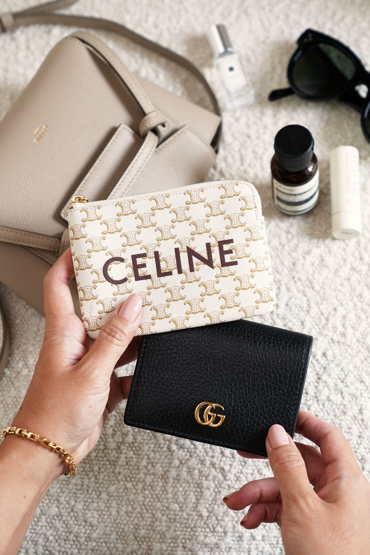Examen du porte-monnaie Celine et du porte-cartes en cuir Gucci