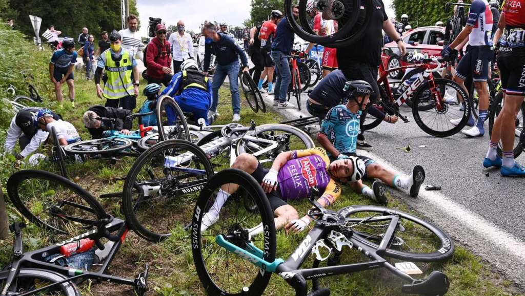 Une femme à l’origine du carambolage du Tour de France arrêtée après s’être rendue