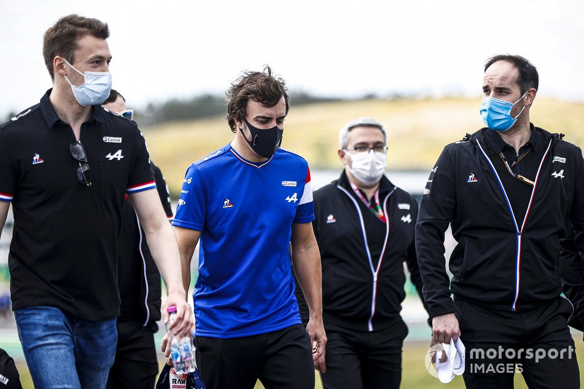 Daniil Kvyat, pilote de réserve, Alpine F1 et Fernando Alonso, Alpine F1 parcourent la piste 