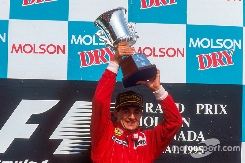 Jean Alesi, 1ère position, célèbre sa première victoire en Grand Prix sur le podium