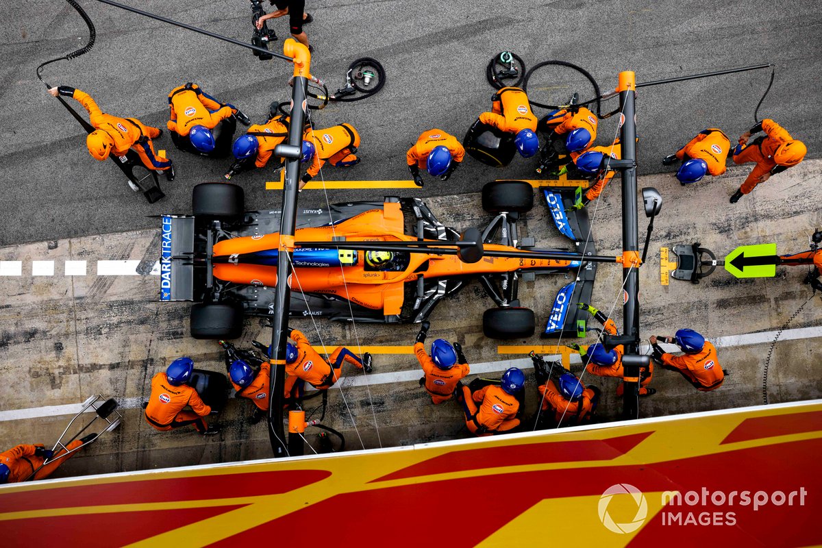 Lando Norris, McLaren MCL35M, fait un arrêt au stand