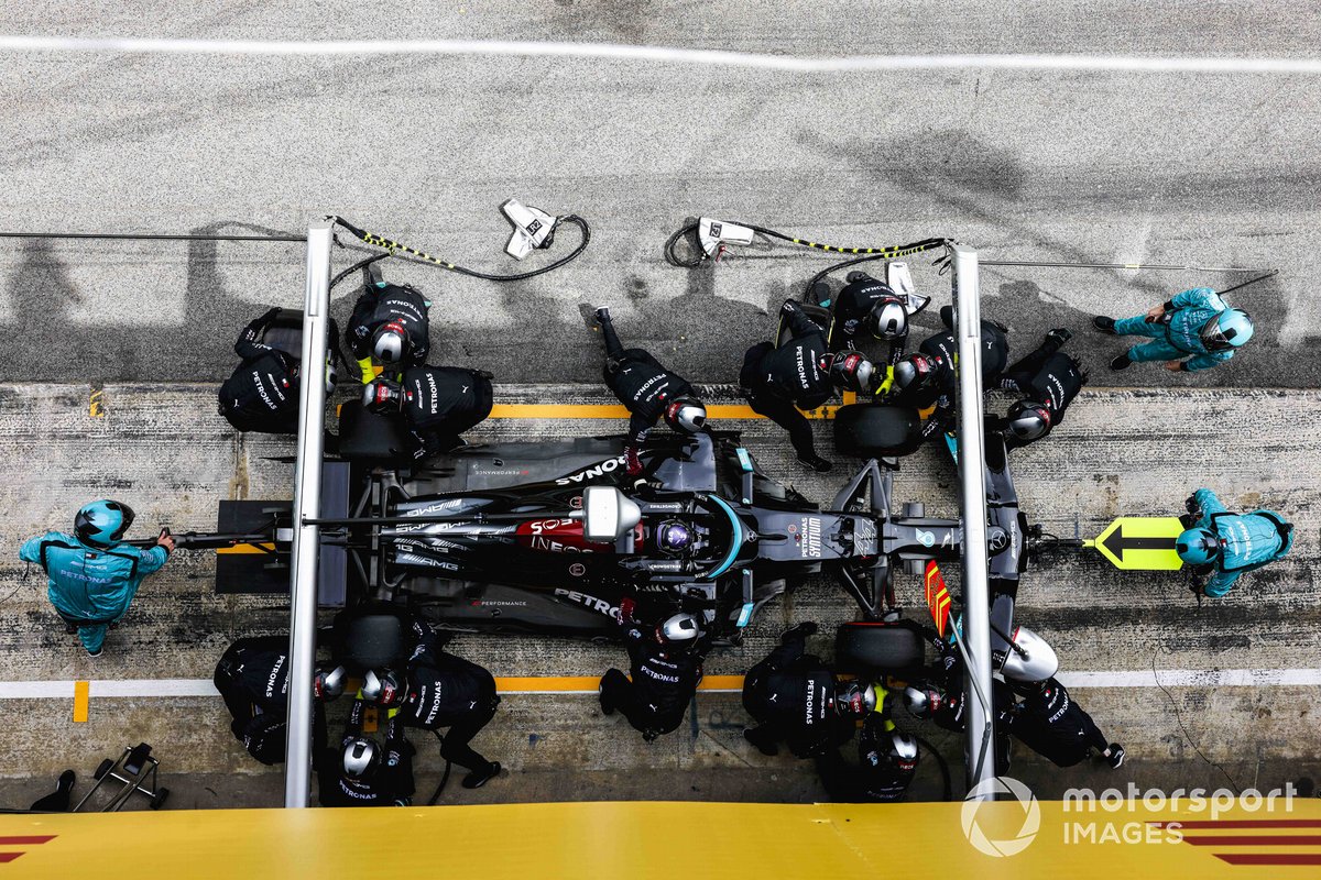 Lewis Hamilton, Mercedes W12, dans les stands
