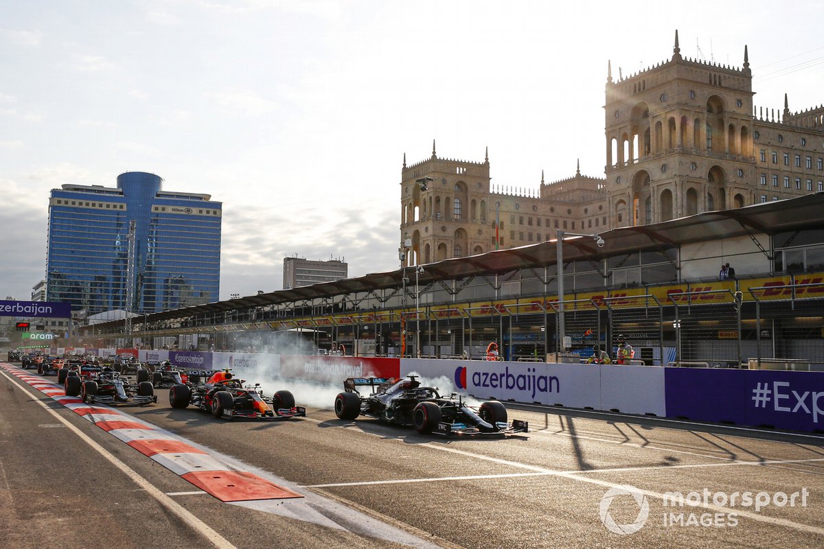 Lewis Hamilton, Mercedes W12, se bloque au redémarrage 