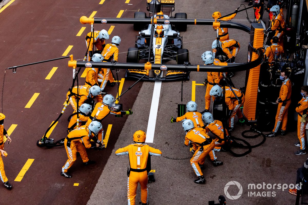 Arrêt au stand de l'équipe Mclaren F1 GP de Monaco Daniel Ricciardo, McLaren MCL35M 