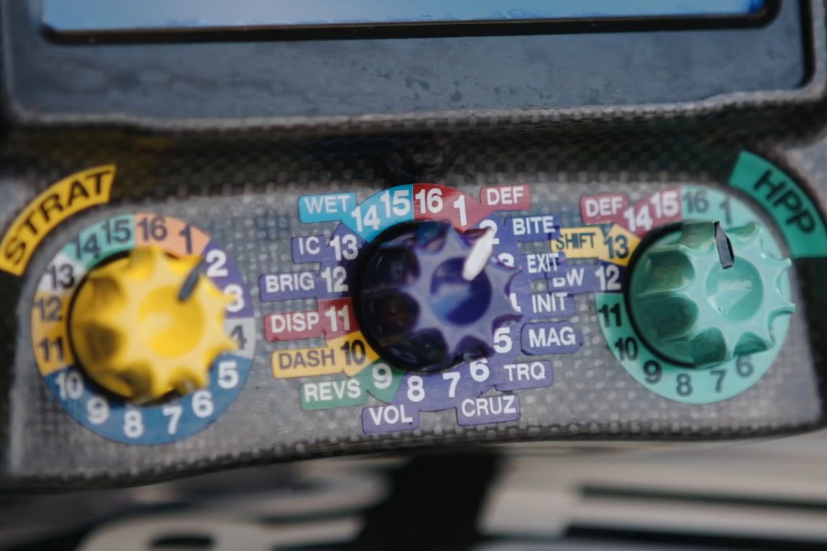 Détail du volant de la Mercedes W12