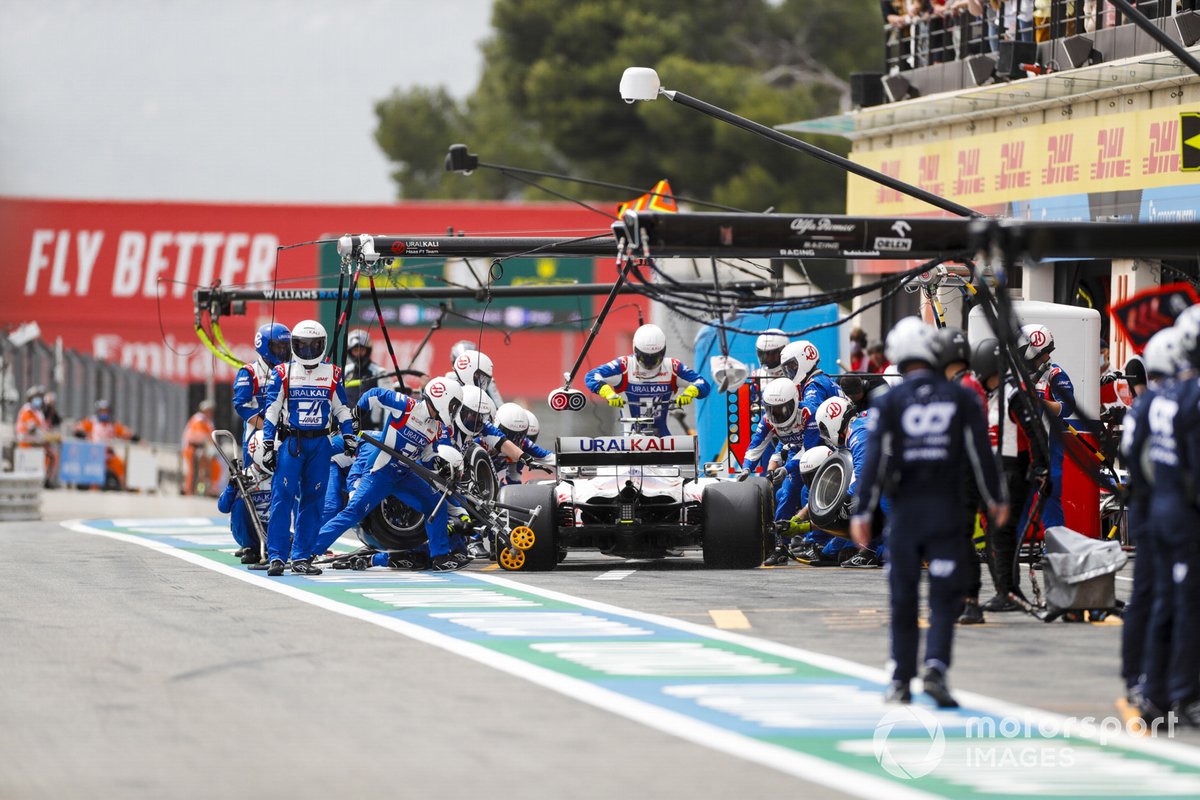Mick Schumacher, Haas VF-21, dans les stands