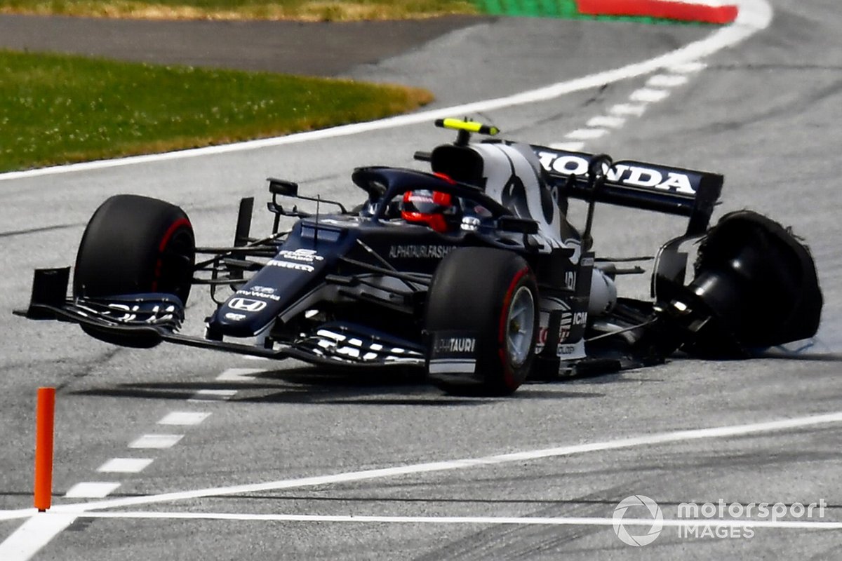Pierre Gasly, AlphaTauri AT02, rentre aux stands et abandonne avec une crevaison et des dégâts dans le premier tour