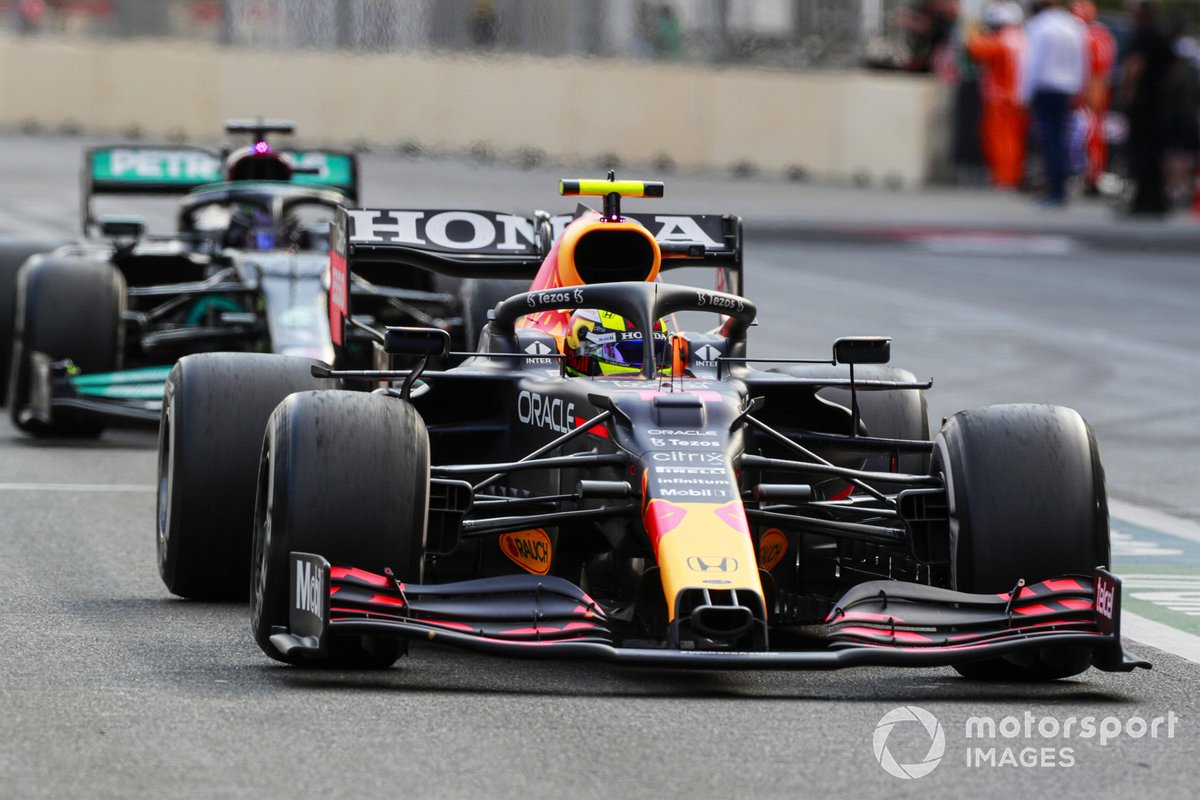 Sergio Perez, Red Bull Racing RB16B, Lewis Hamilton, Mercedes W12