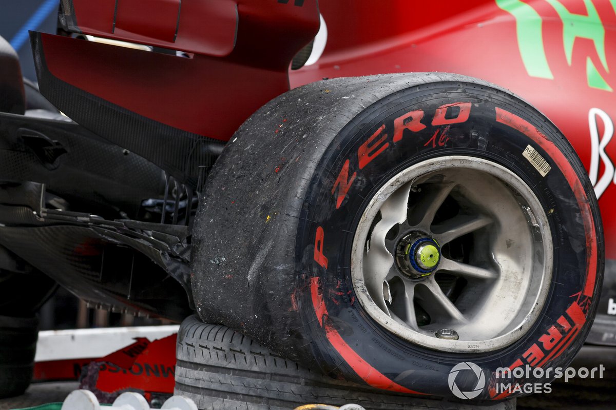 La voiture accidentée de Charles Leclerc, Ferrari SF21, sur un camion