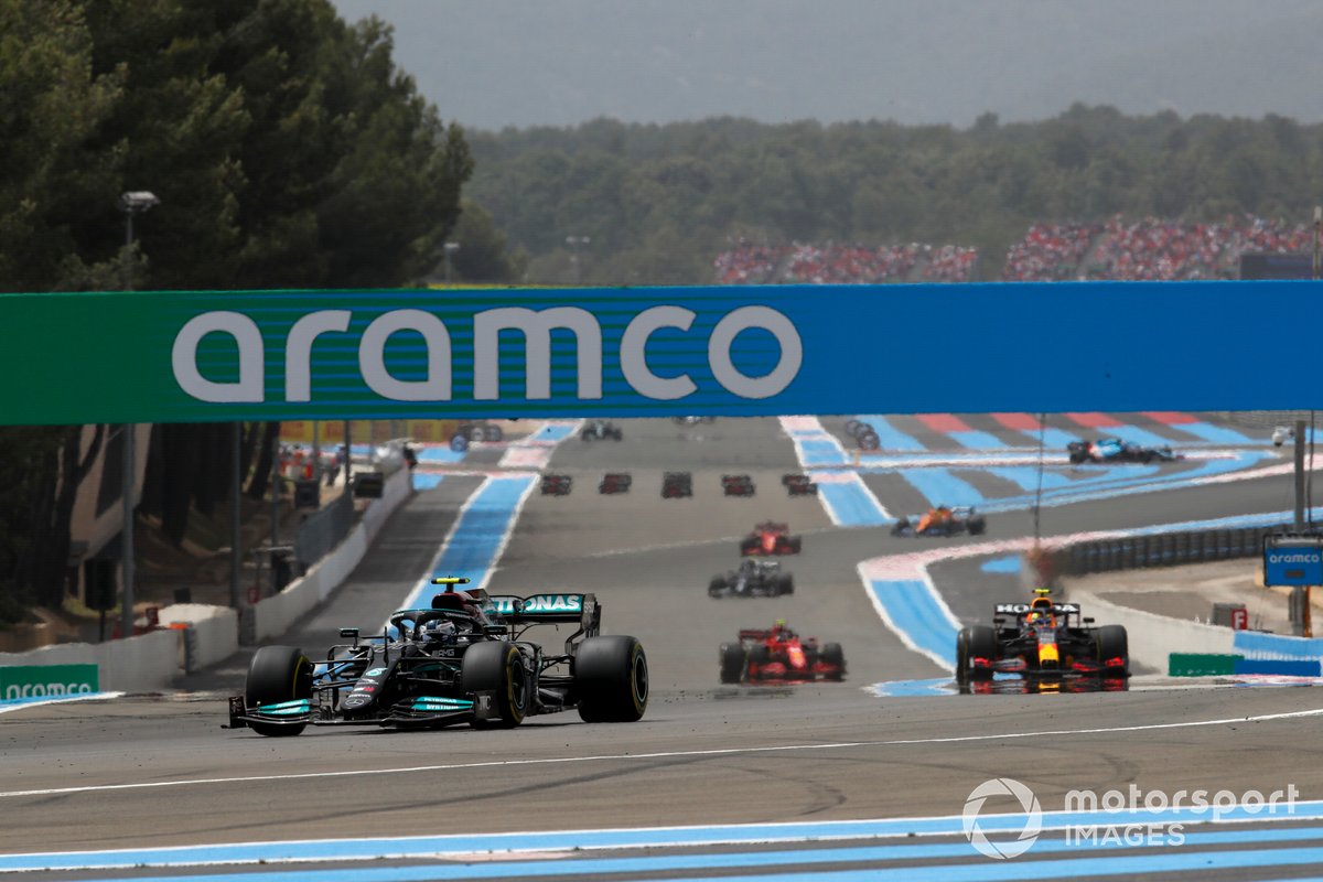 Sergio Perez poursuit Valtteri Bottas