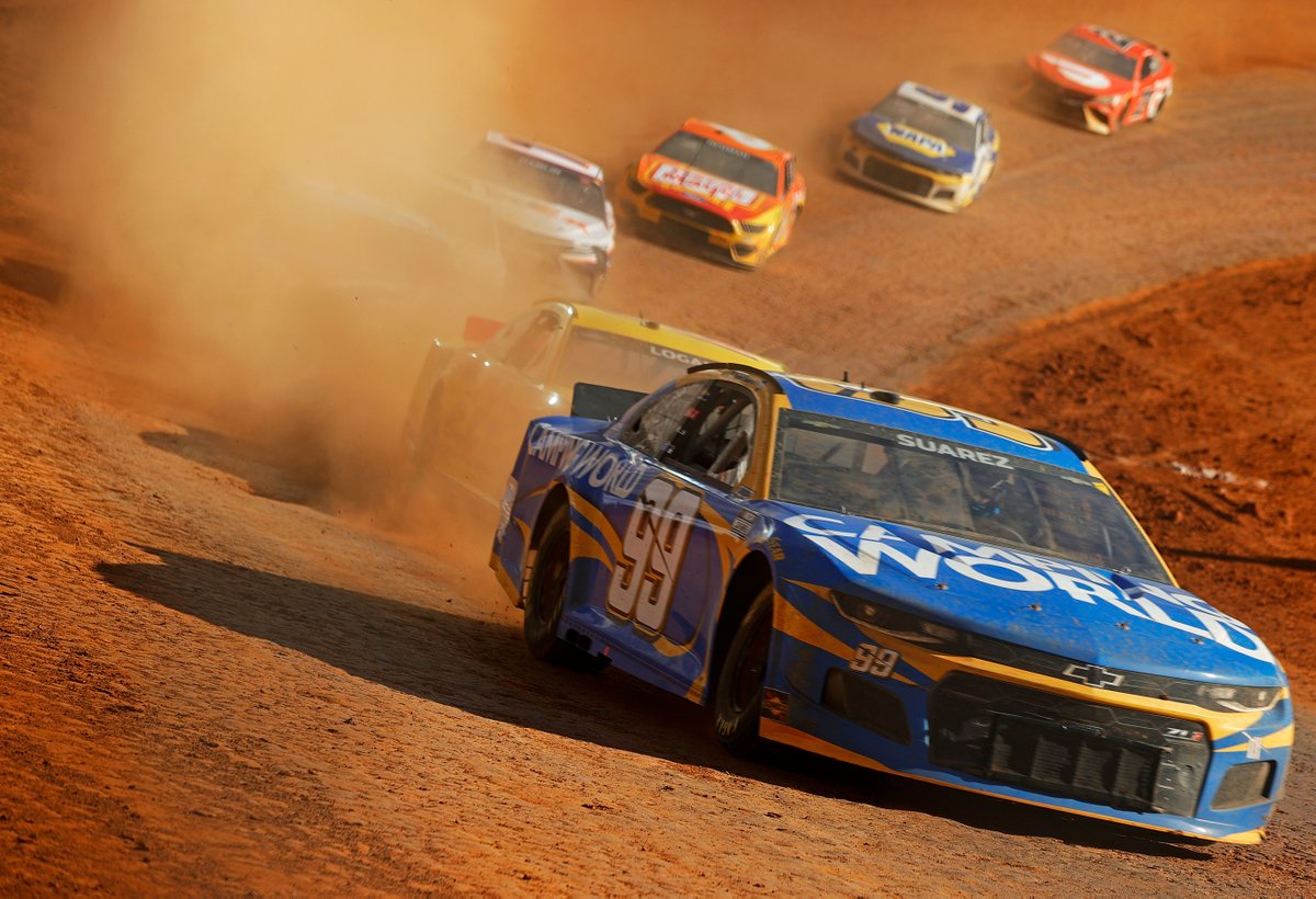 Daniel Suarez, TrackHouse Racing, Chevrolet Camaro Camping World en tête du peloton