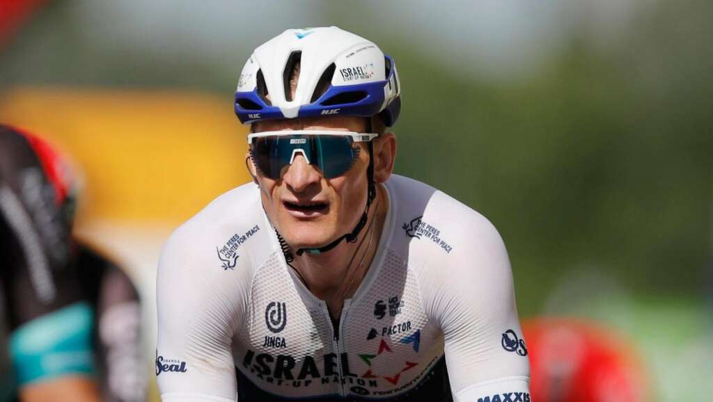 Journal du Tour de France de Dan Martin : « A 65 km/h, le peloton bombardait vers quelqu’un assis à une table et une chaise sur la route »