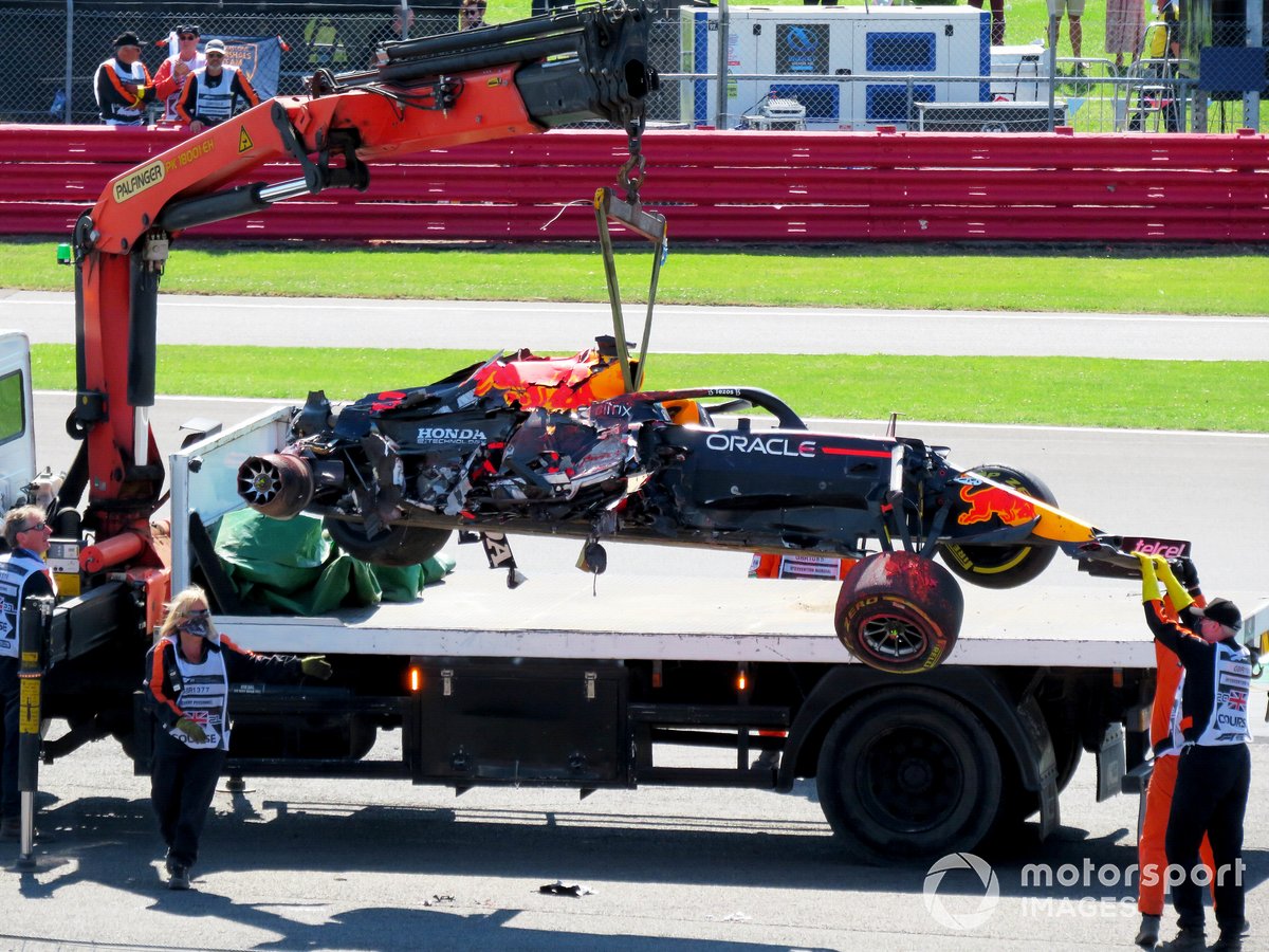 Max Verstappen, Red Bull Racing RB16B est chargé sur un camion après son accident