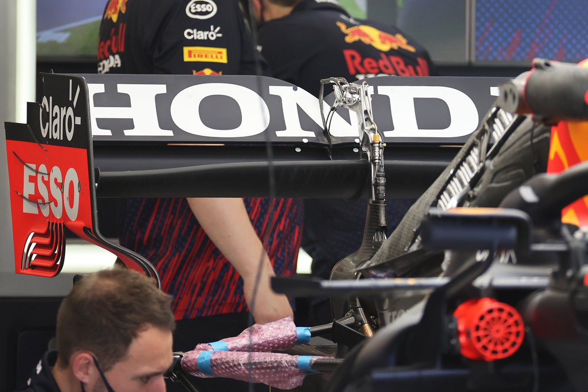 Sergio Perez, détail de l'aileron arrière Red Bull Racing RB16B