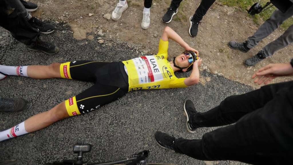 Tadej Pogacar impérieux en jaune alors qu’il s’apprête à remporter la 17e étape au Col du Portet
