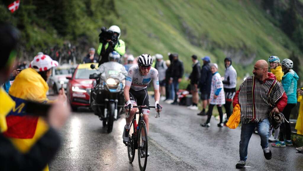 Tadej Pogacar prend le contrôle du Tour de France avec un spectacle époustouflant dans les Alpes