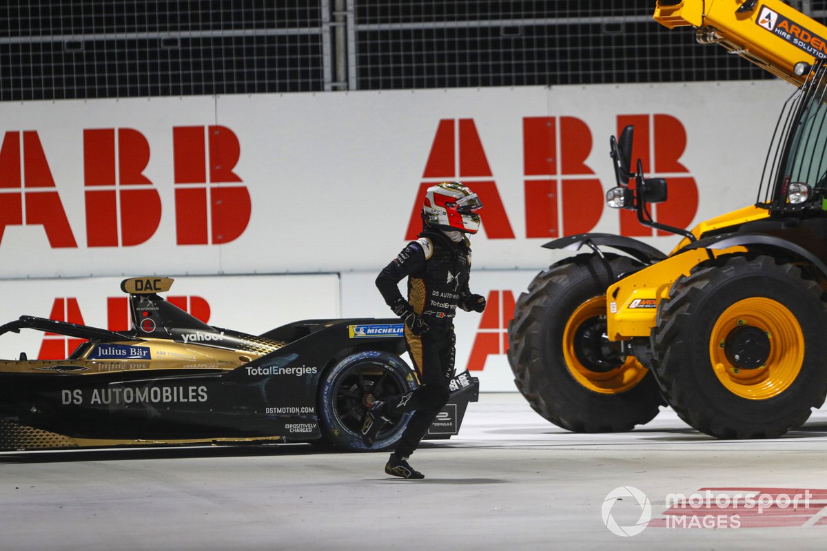 Antonio Felix Da Costa, DS Techeetah, DS E-Tense FE21, s'éloigne de sa voiture endommagée