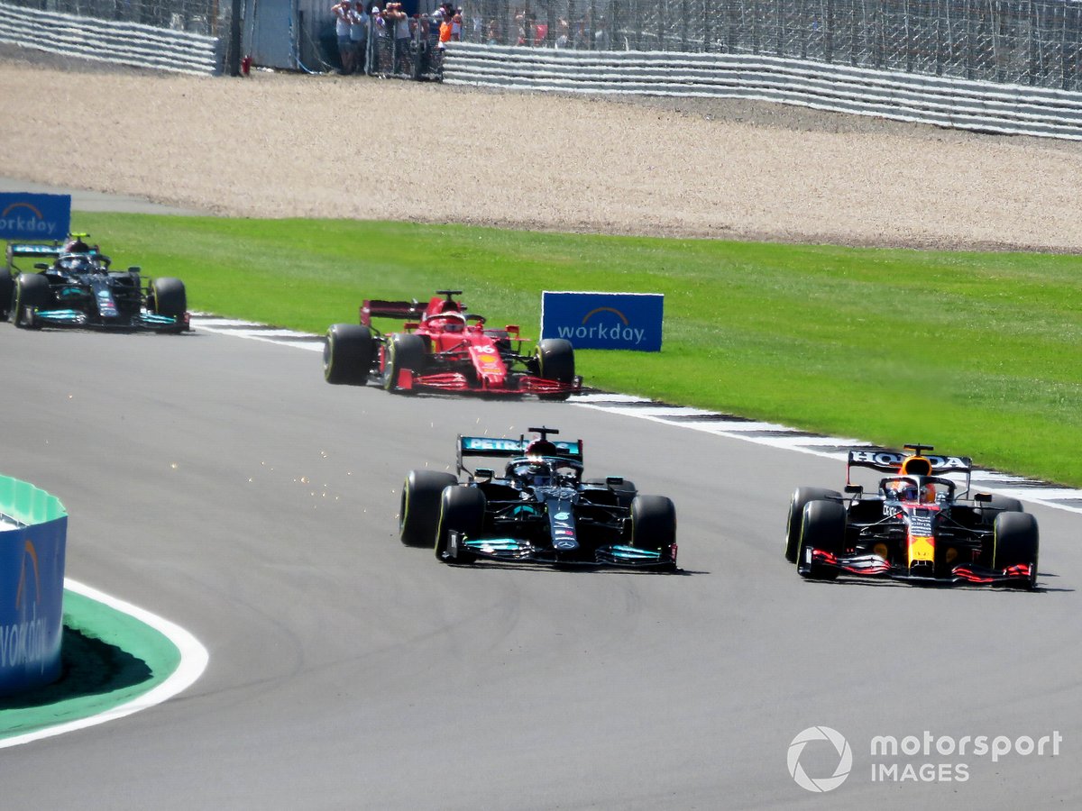 Lewis Hamilton, Mercedes W12 et Max Verstappen, Red Bull Racing RB16B