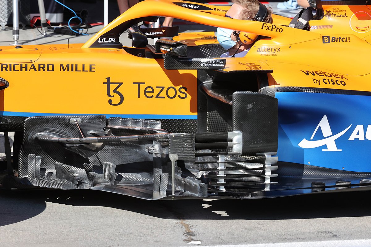 Détail de la planche de bord McLaren MCL35M