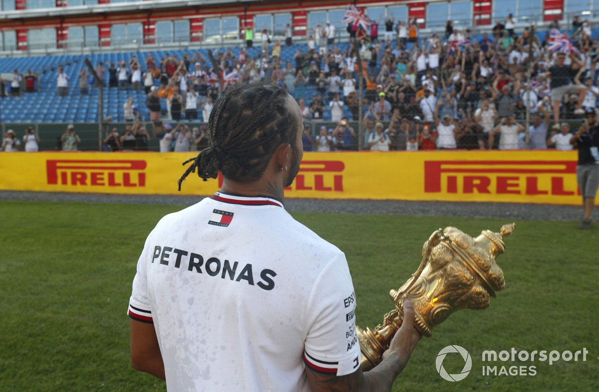 Le vainqueur de la course Lewis Hamilton, Mercedes, célèbre après la course avec son trophée