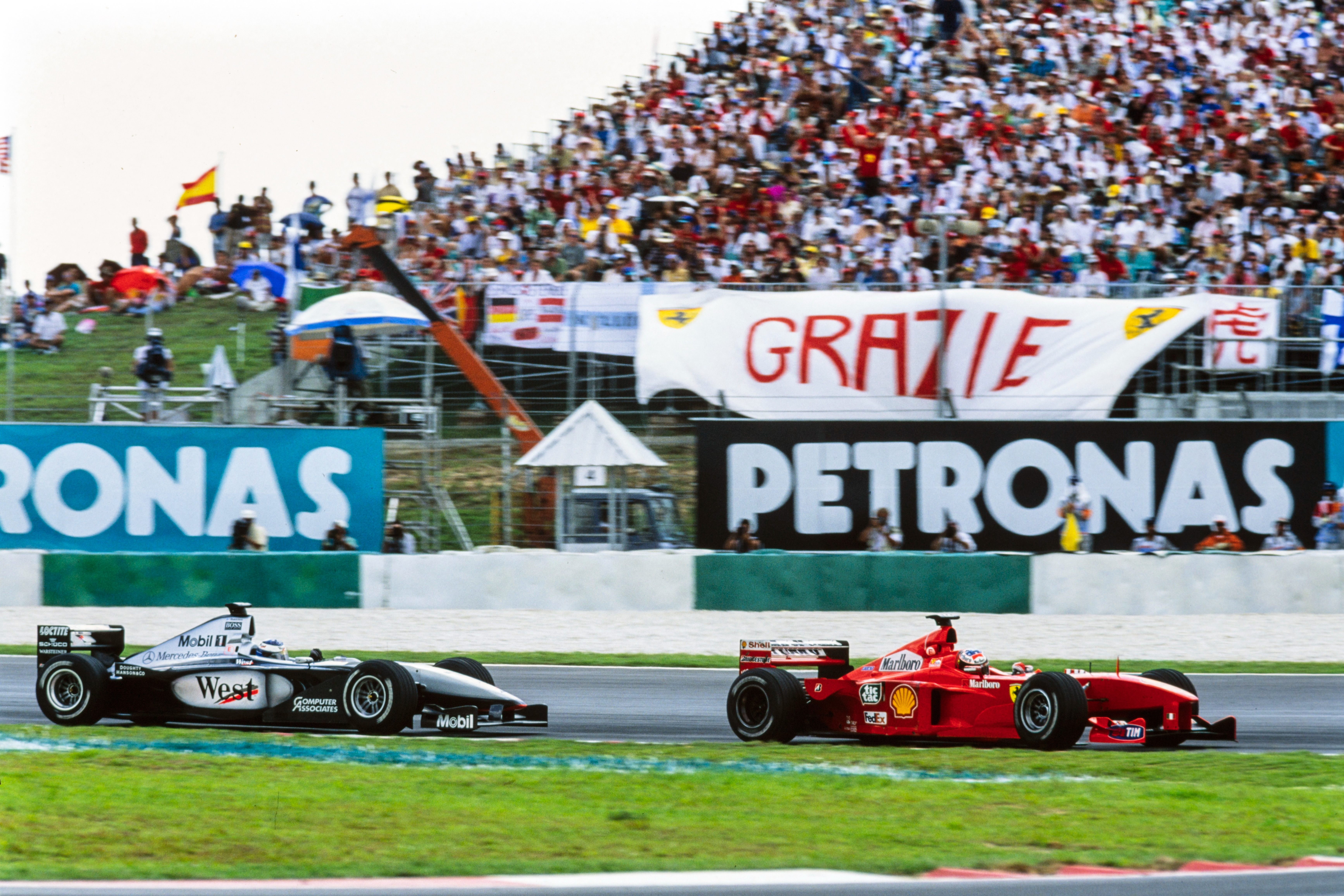 Michael Schumacher, Ferrari F399, mène Mika Häkkinen, McLaren MP4-14 Mercedes.