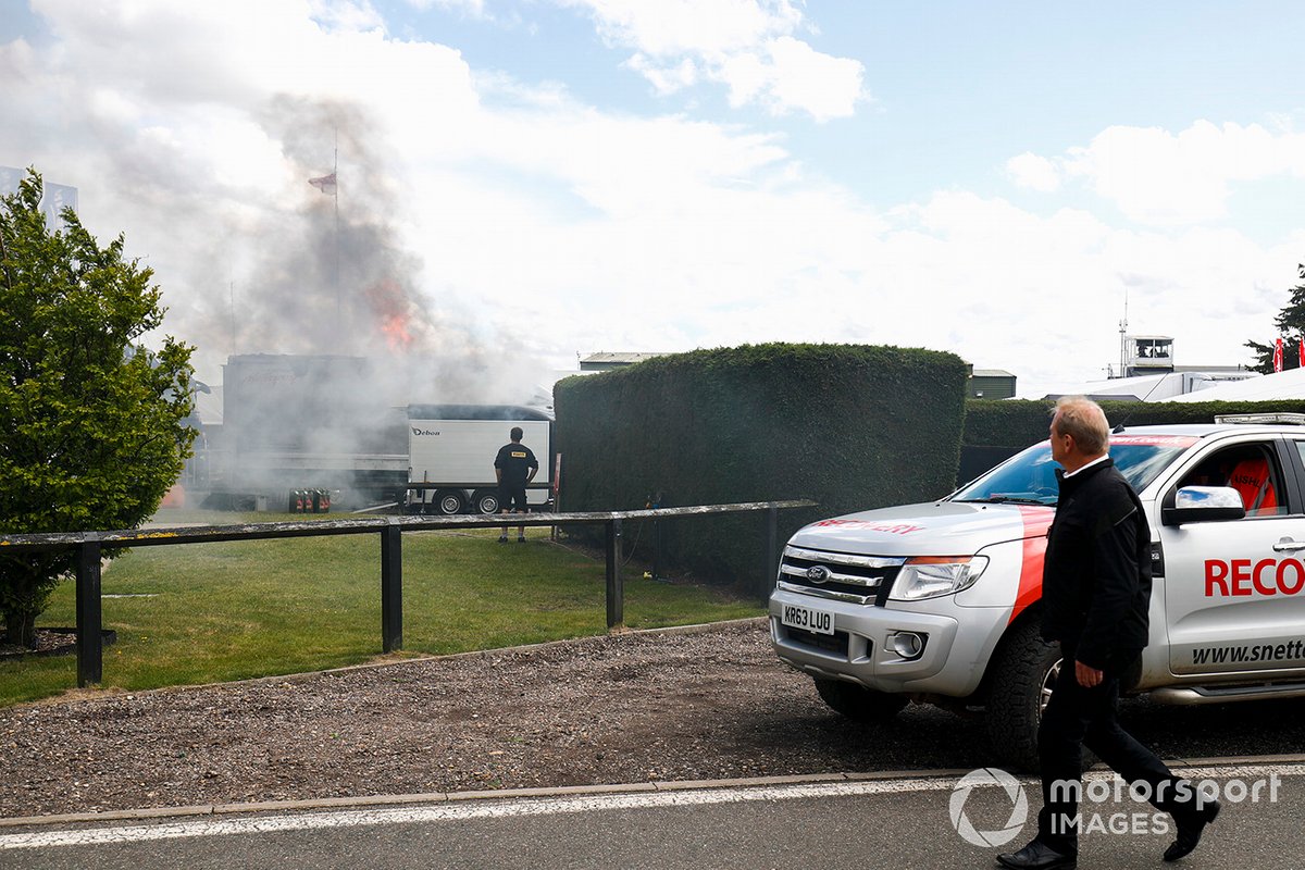 Feu dans le paddock
