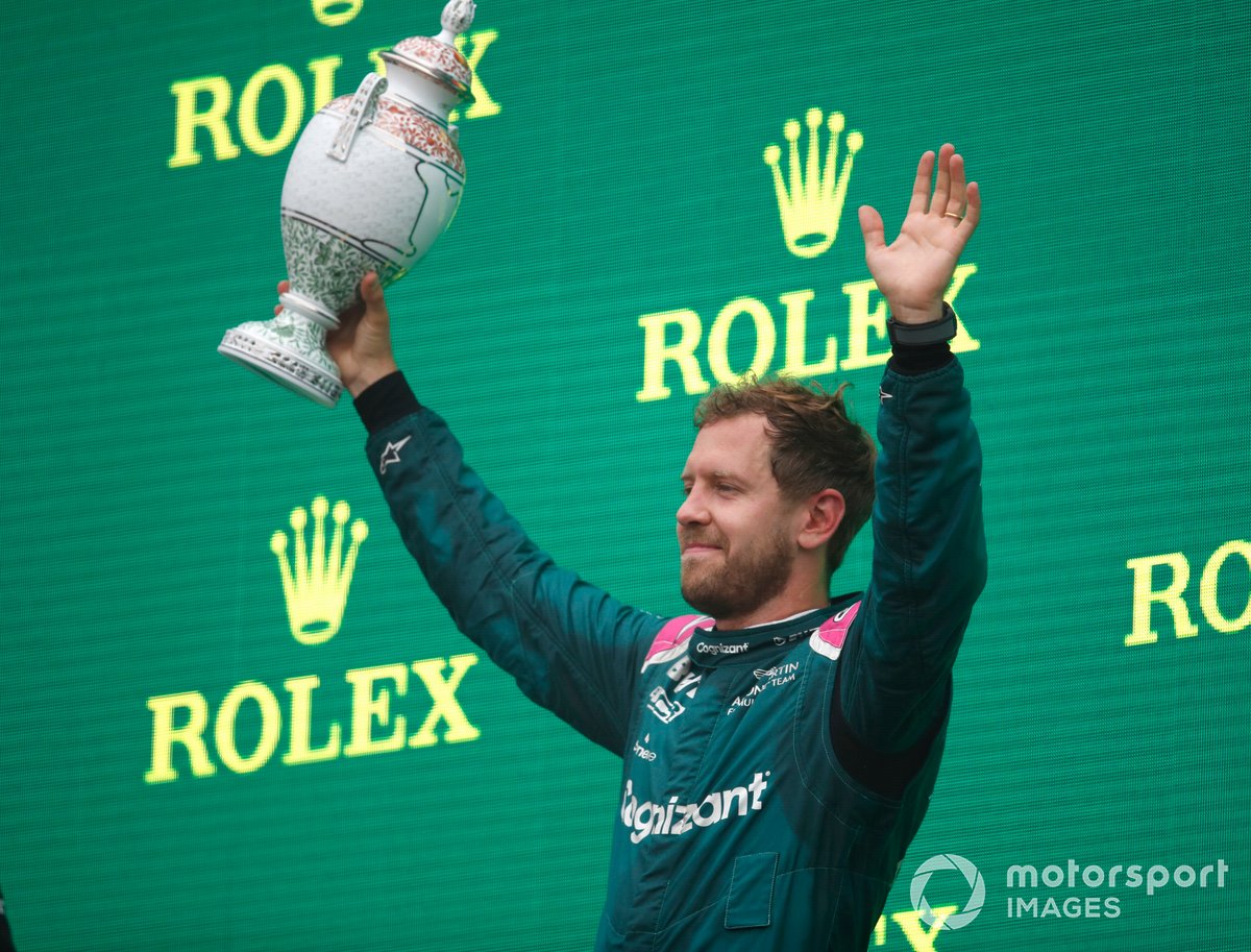 Sebastian Vettel, Aston Martin, 2e position, avec son trophée