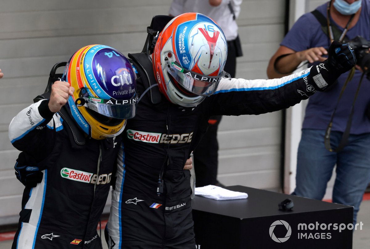 Esteban Ocon, Alpine F1, 1ère position, et Fernando Alonso, Alpine F1, célèbrent au Parc Fermé