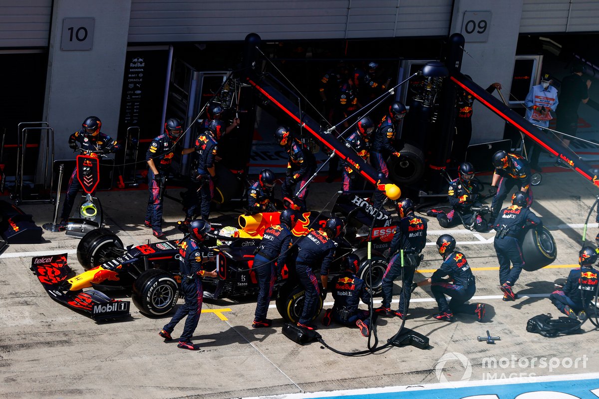 Max Verstappen, Red Bull Racing RB16B, fait un arrêt au stand