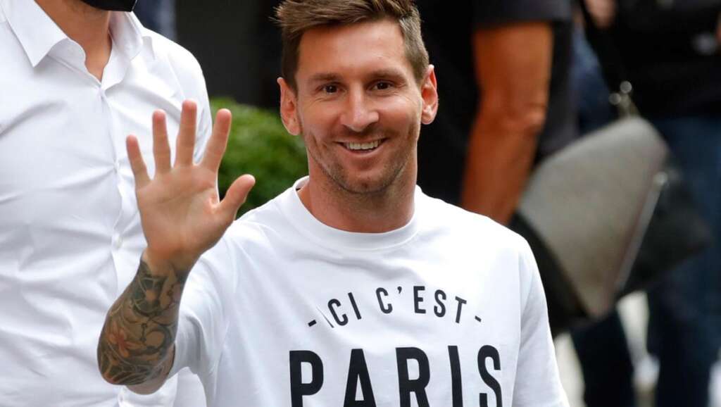 Les fans se rassemblent devant le stade du PSG alors que Lionel Messi arrive dans la capitale française